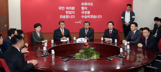 새누리당 최고위, '공개 발언 없이'      (서울=연합뉴스) 배재만 기자 = 새누리당 이정현 대표가 5일 오전 서울 여의도 당사에서 열린 최고위원회의에서 비공개 전환을 밝히고 있다. 이날 회의는 공개 발언 없이 진행됐다. 2016.12.5      scoop@yna.co.kr  (끝)